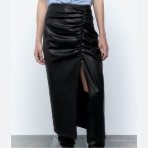 Zara RUCHED FAUX LEATHER Skirt with thigh slit. Size XL